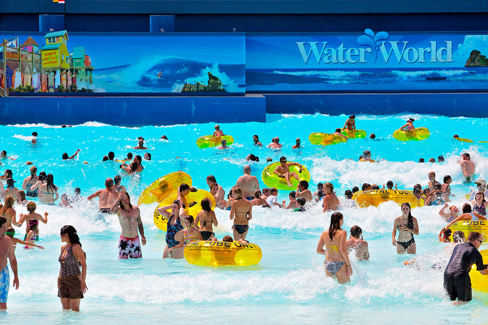 Crowd at Thunder Bay, Water World